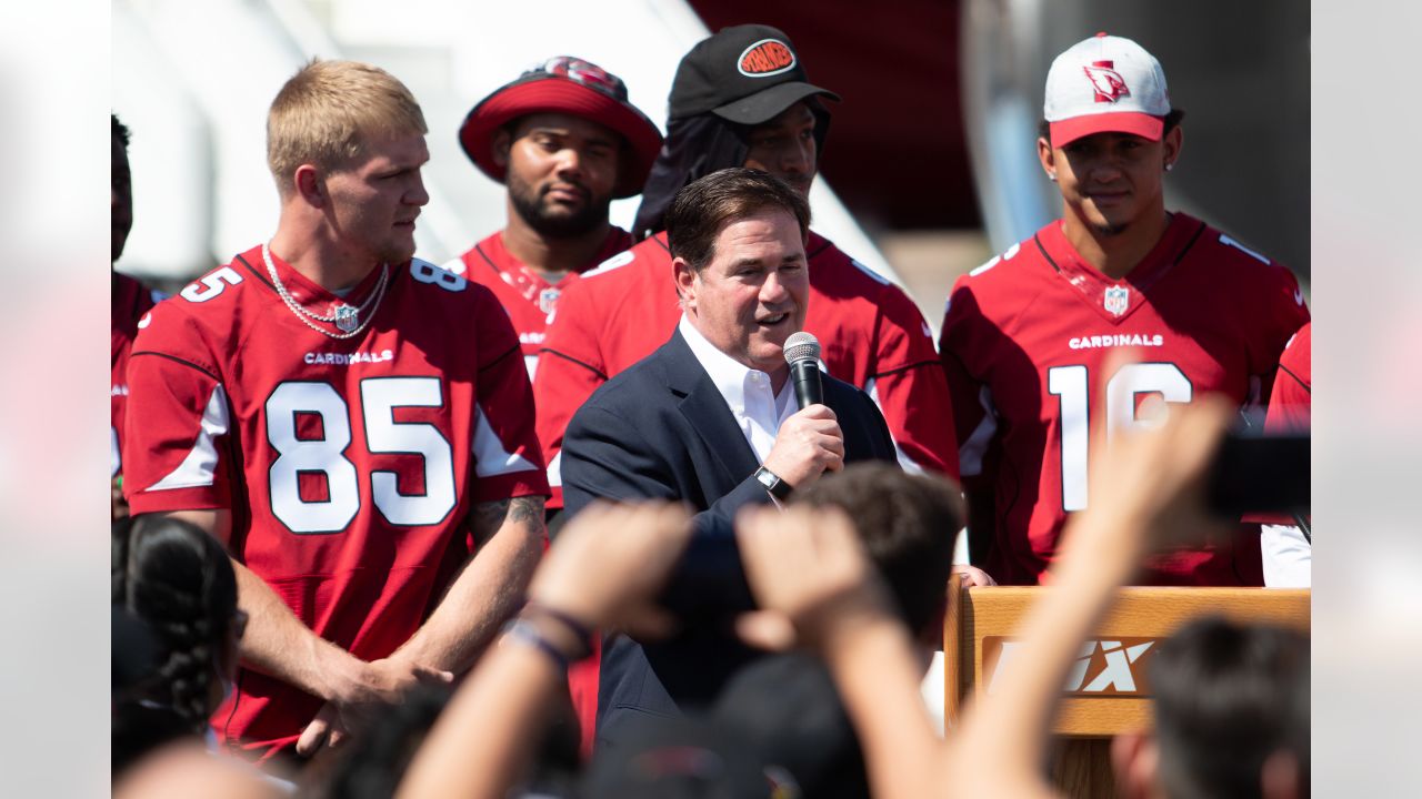 Arizona Cardinal teaches you the Dougie at LASEC NFL101 event