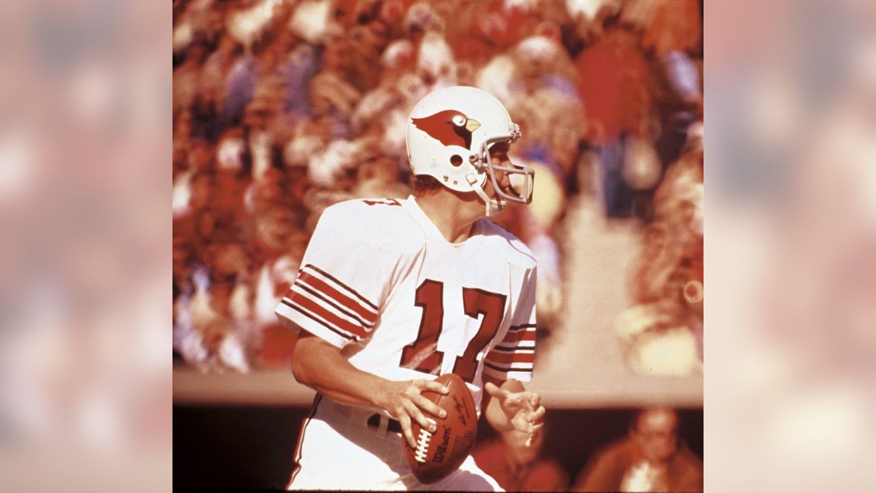 Former Arizona Cardinals player Jim Hart is inducted into the Cardinals Ring  of Honor at half time of an NFL football game against the Los Angeles Rams,  Sunday, Dec. 3, 2017, in