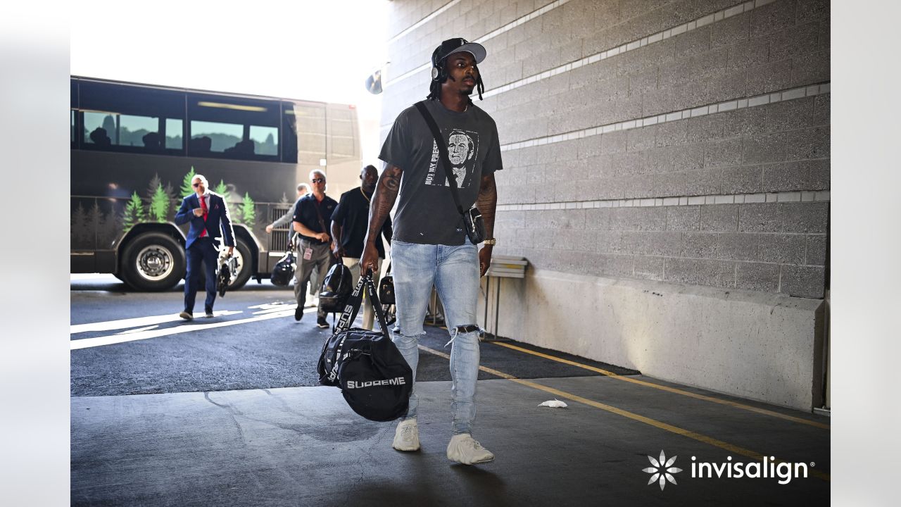 ARRIVAL PHOTOS: Cardinals Arrive For The Seahawks Game