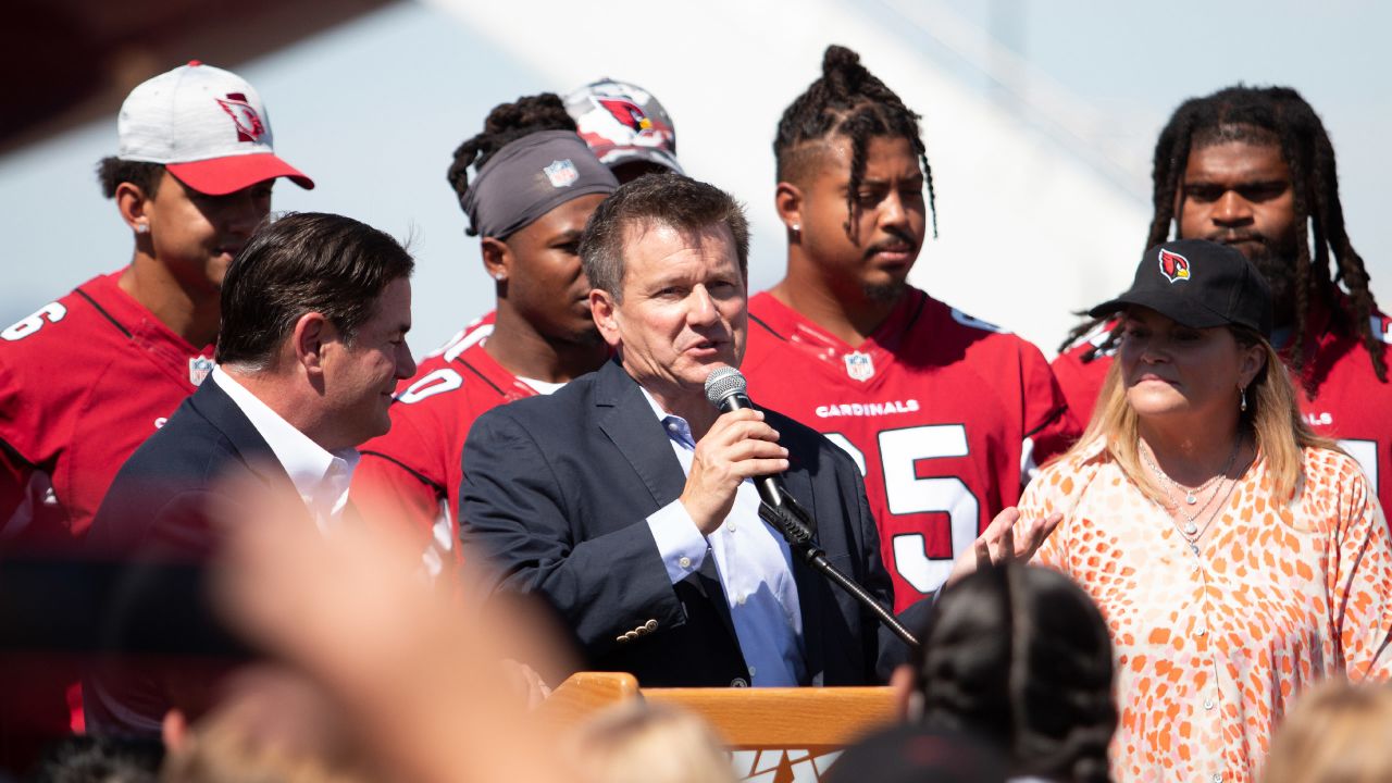 Arizona Cardinal teaches you the Dougie at LASEC NFL101 event