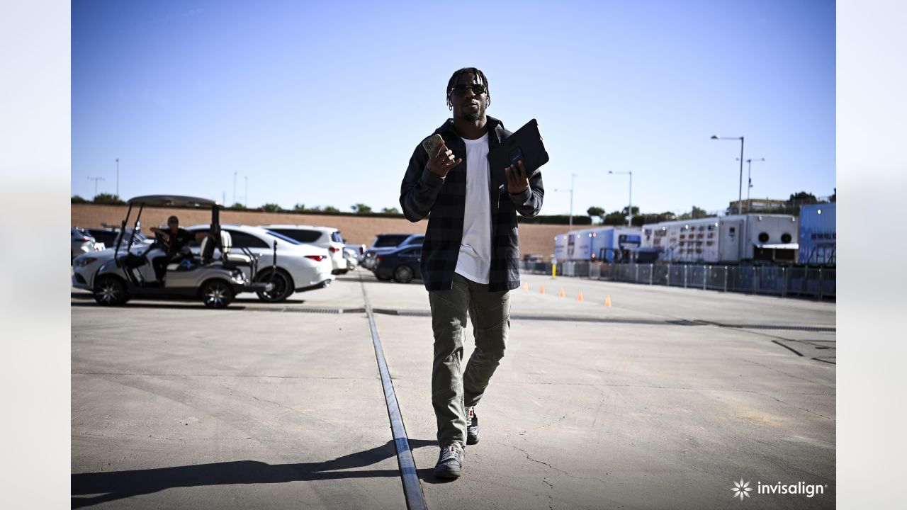 ARRIVAL PHOTOS: Cardinals Arrive For The Saints Game