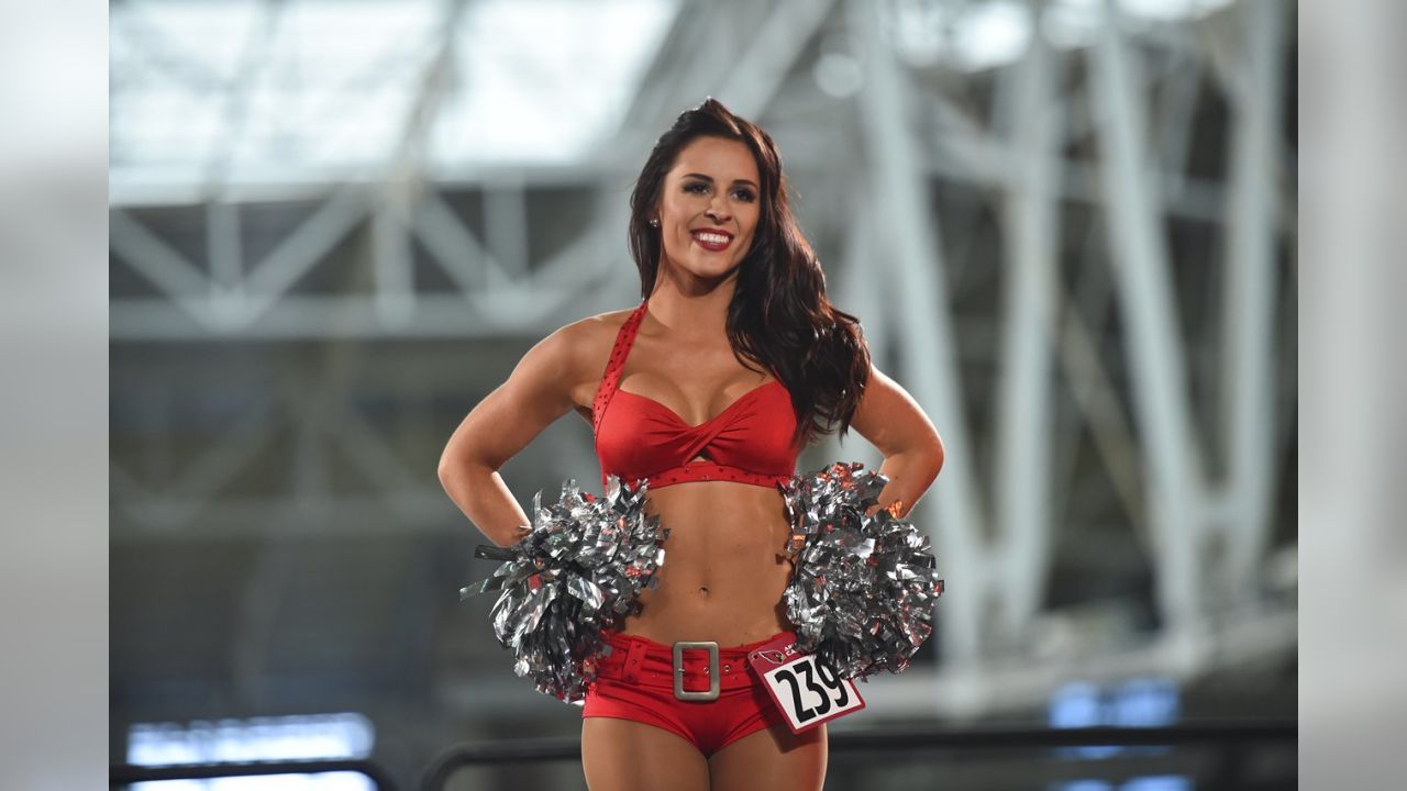 A Kansas City Chiefs cheerleader before an NFL preseason game between   Kansas city chiefs cheerleaders, Kansas city chiefs, Women leggings outfits