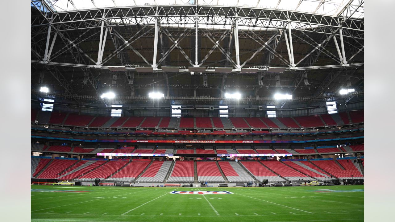 I hate how in Super Bowl 56, State Farm Stadium still has the Arizona  Cardinals banner around the stadium when it should be the logo for the Super  Bowl. Oh, and can