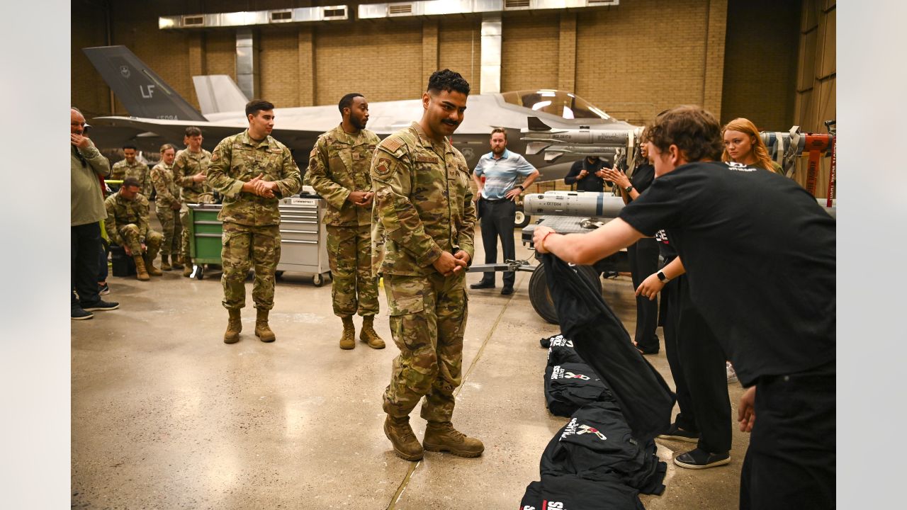 Cardinals alumni and cheerleaders tour Luke AFB > Luke Air Force