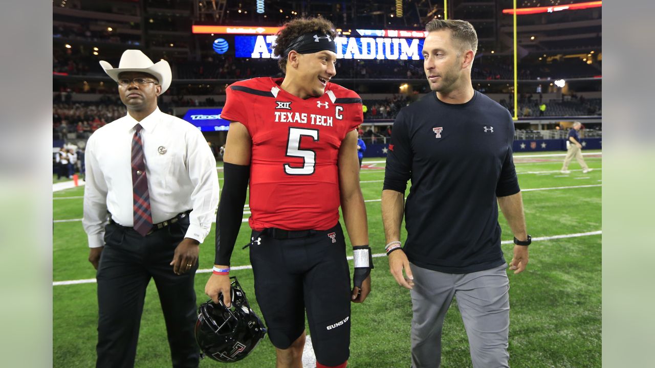 Ladies, Here's Kliff Kingsbury Shirtless