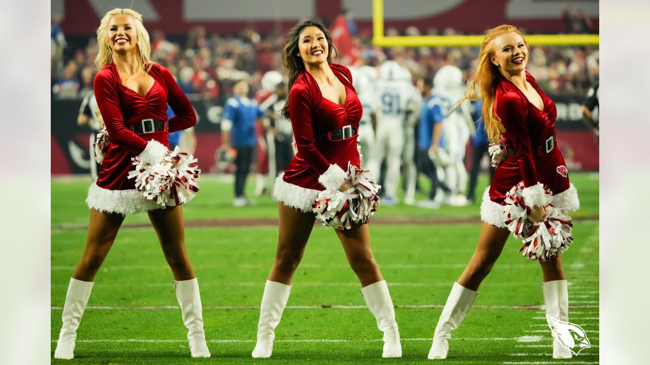 Indianapolis Colts Cheerleaders wow crowd during Cardinals game