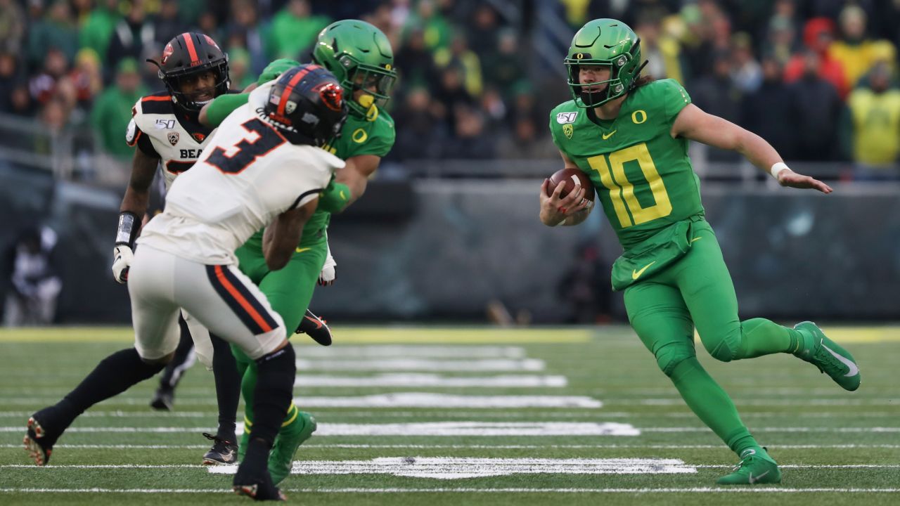 Sisters' Dan Fouts likes what he sees in Justin Herbert, another Duck and  Charger, Sports