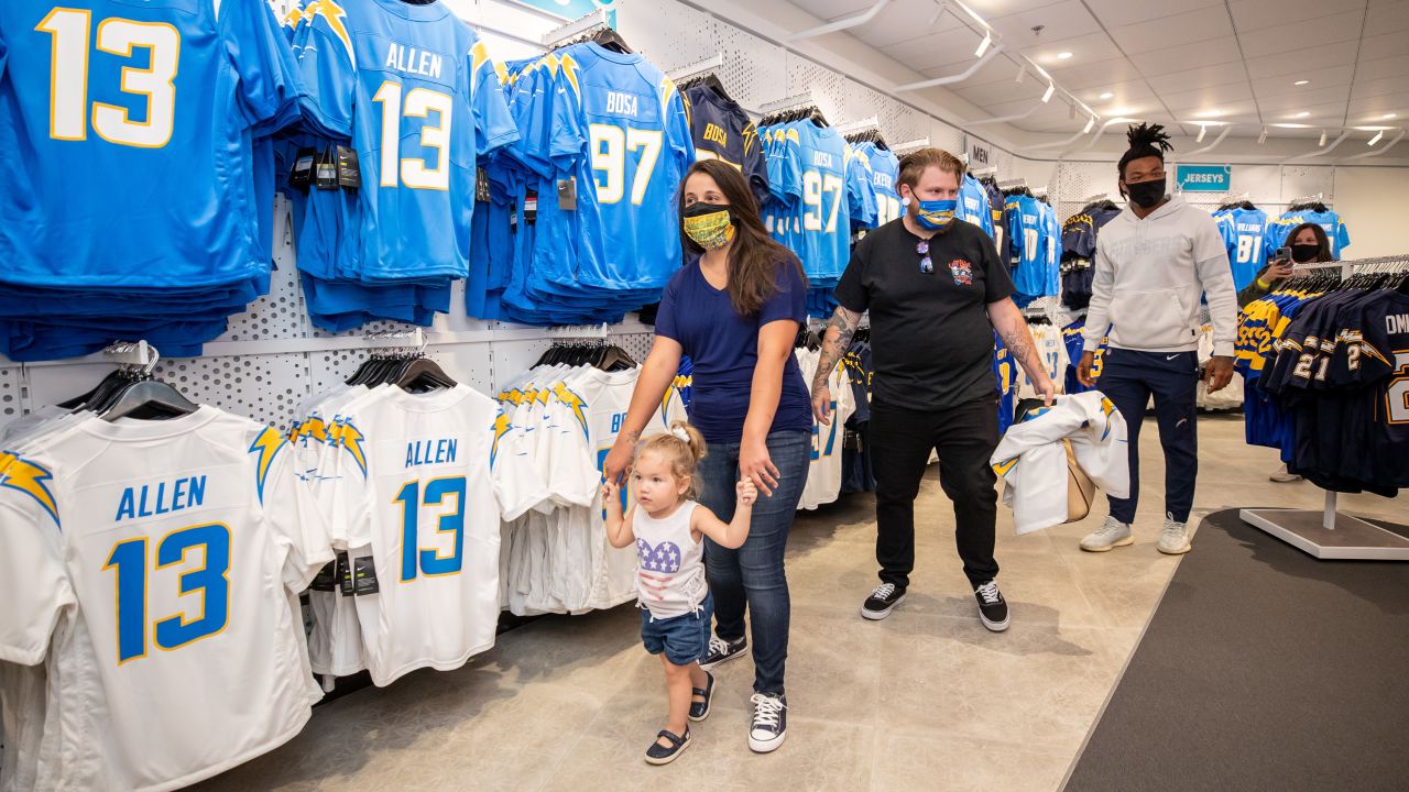 Photos: Soto Family Meets Derwin James & Antonio Gates at SoFi Stadium