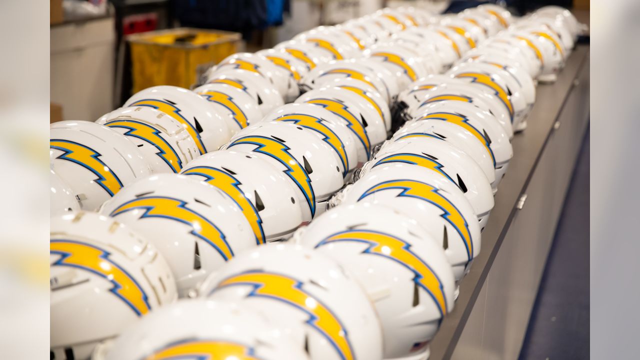 Helmet Stalker on X: The Los Angeles Chargers will be using their navy-blue  alternate uniforms this week. The helmet decals, numbers and facemasks have  been swapped to their navy-blue variant.  /