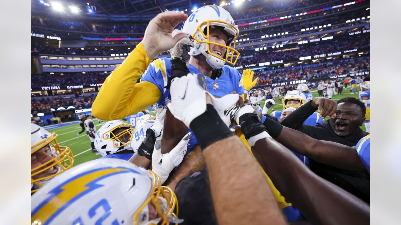 Photos: Bolts Celebrate Week 17 Victory Over Rams