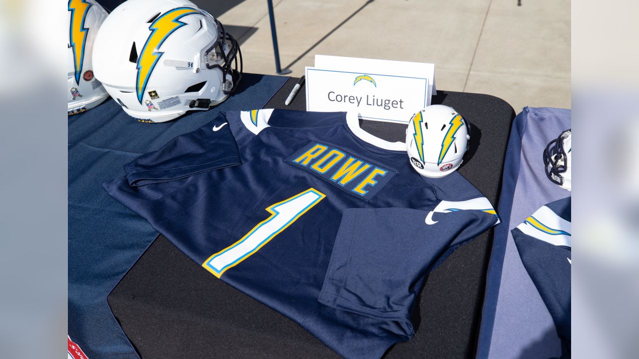 Helmet Stalker on X: The Los Angeles Chargers will be using their navy-blue  alternate uniforms this week. The helmet decals, numbers and facemasks have  been swapped to their navy-blue variant.  /