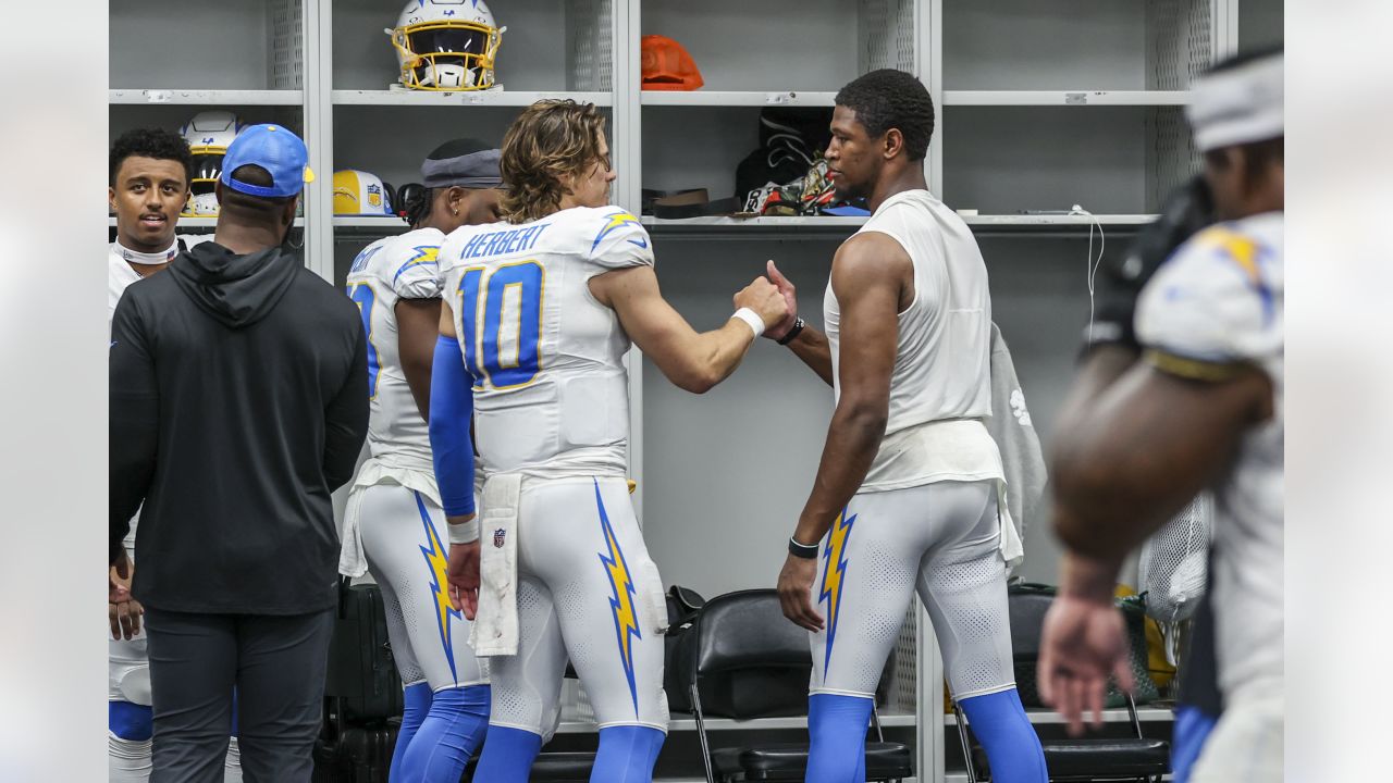 Photos: Bolts Celebrate Week 17 Victory Over Rams