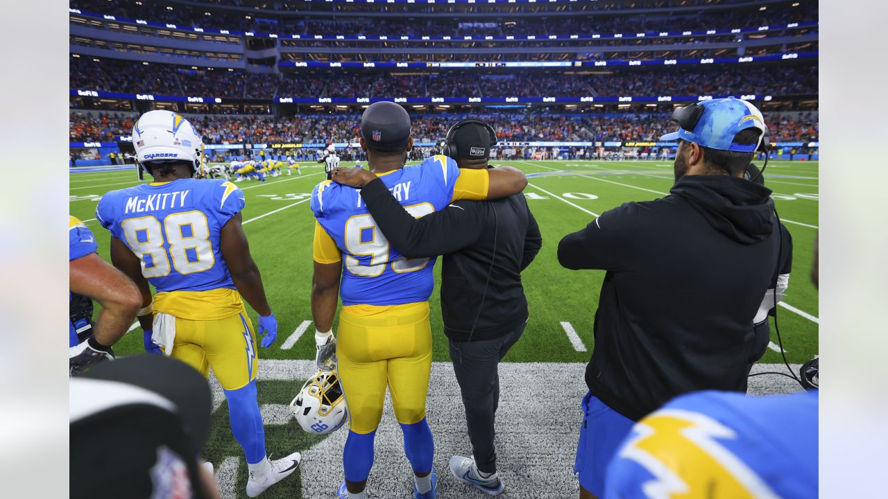 Photos: Bolts Celebrate Week 17 Victory Over Rams