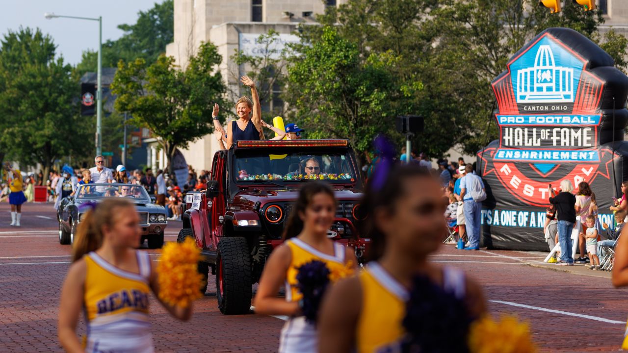 Pro Football Hall of Fame Class of 2022 arrives at HOF parade