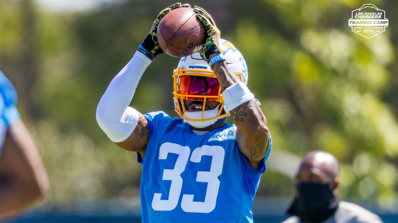 NFL Players Seen Sporting Futuristic New Helmets During Training Camp (PICS)