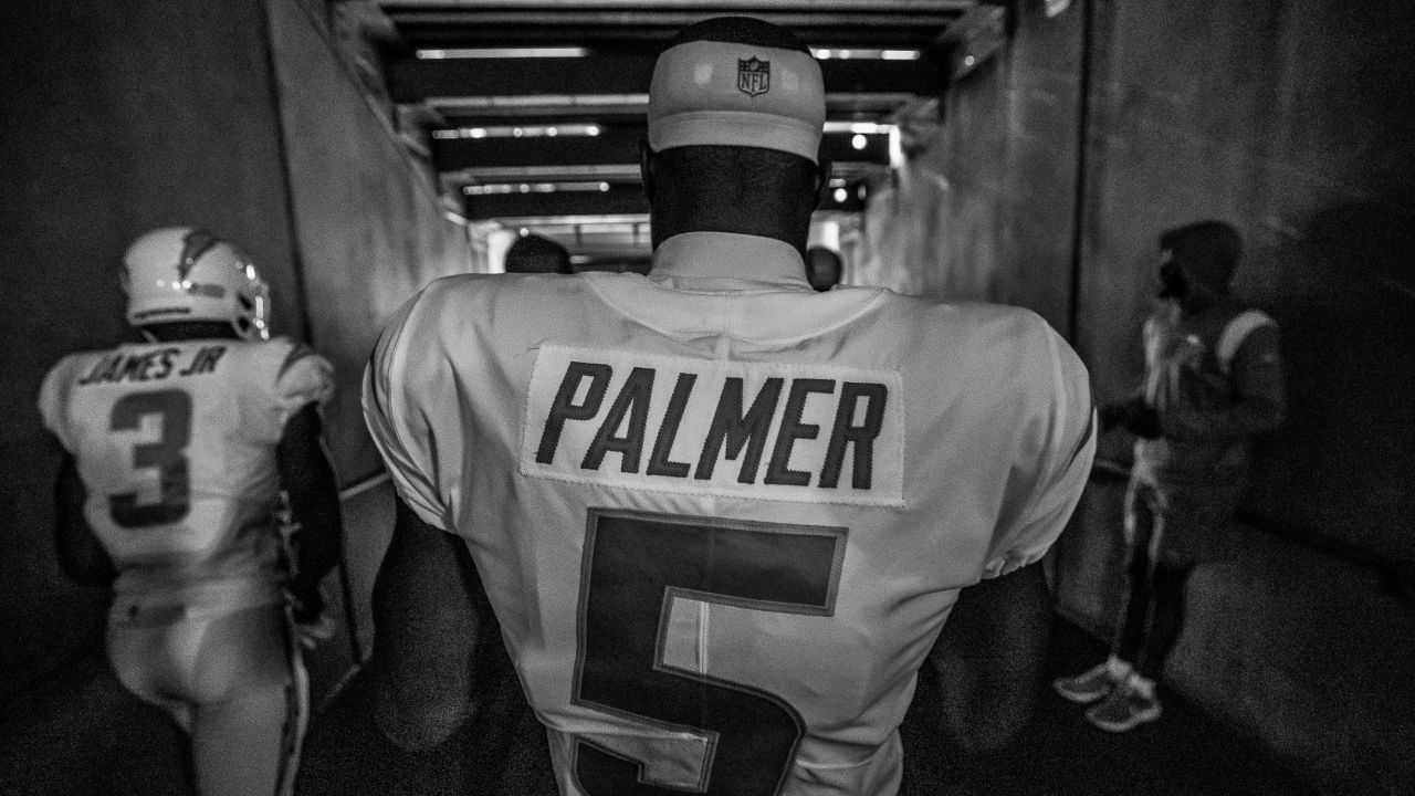 Houston, TX, USA. 2nd Oct, 2022. Los Angeles Chargers wide receiver Joshua  Palmer (5) puts on his helmet prior to an NFL football game between the Los  Angeles Chargers and the Houston