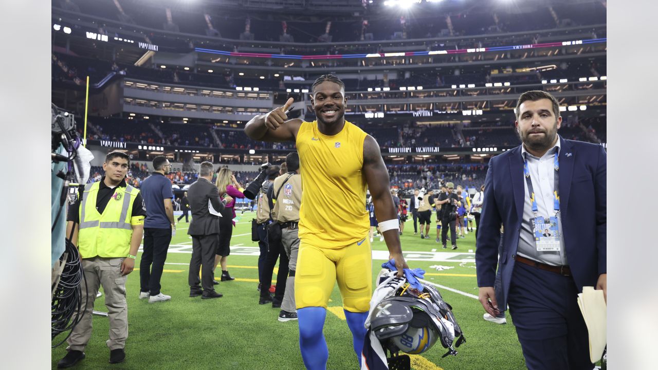 Photos: Bolts Celebrate Week 17 Victory Over Rams