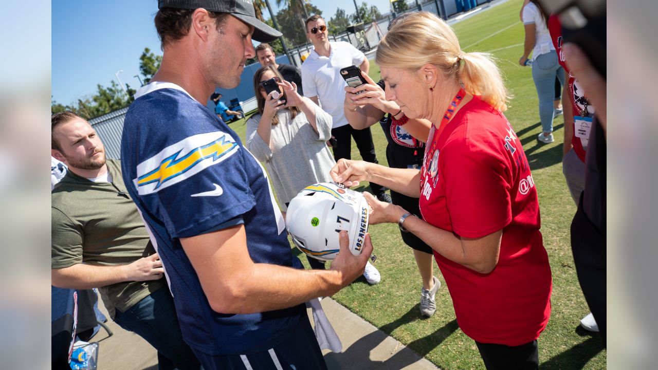 Helmet Stalker on X: The Los Angeles Chargers will be using their navy-blue  alternate uniforms this week. The helmet decals, numbers and facemasks have  been swapped to their navy-blue variant.  /