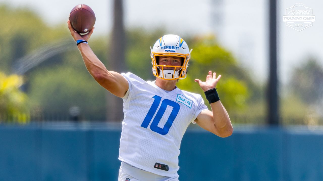 NFL Players Seen Sporting Futuristic New Helmets During Training Camp (PICS)