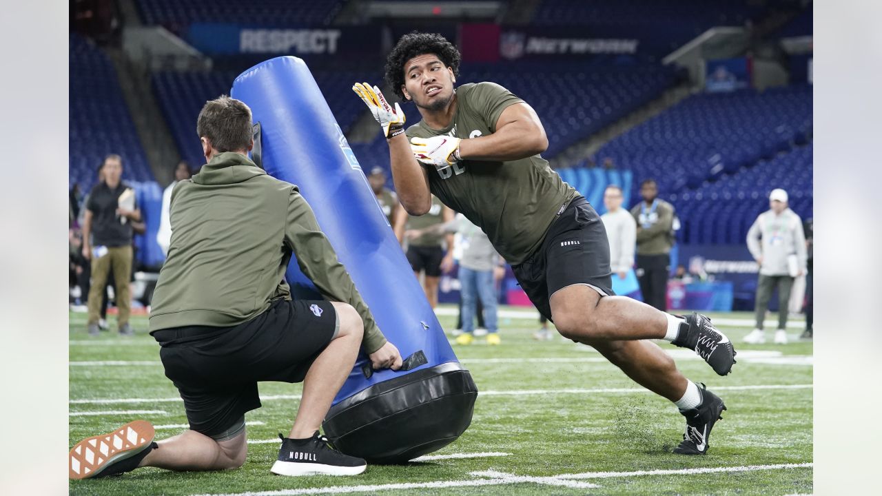 Chargers sign edge rusher Tuli Tuipulotu, their 2nd-round pick – Orange  County Register