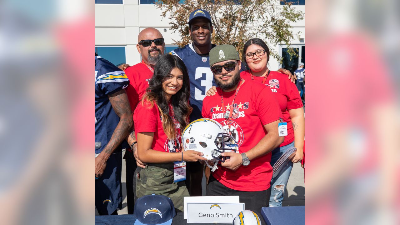 Helmet Stalker on X: The Los Angeles Chargers will be using their navy-blue  alternate uniforms this week. The helmet decals, numbers and facemasks have  been swapped to their navy-blue variant.  /