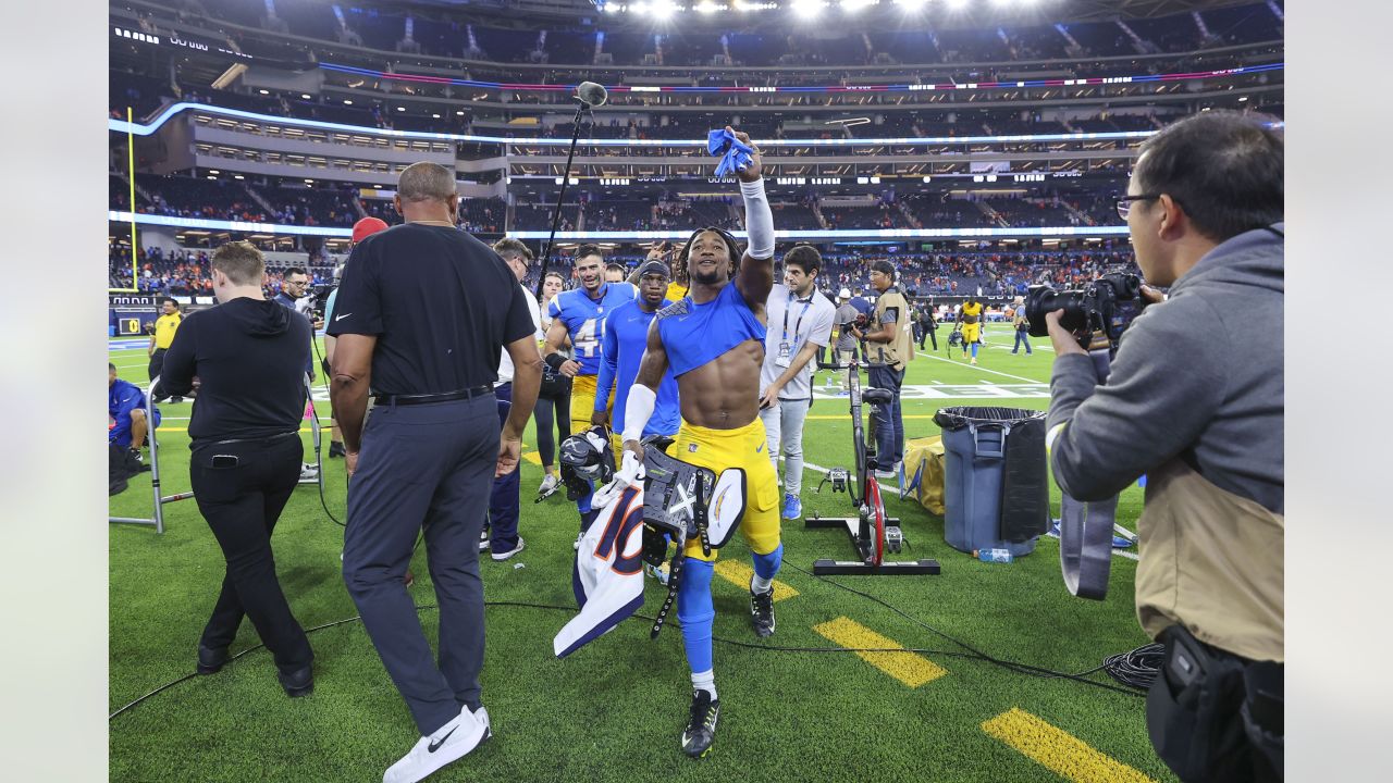 Photos: Bolts Celebrate Week 17 Victory Over Rams