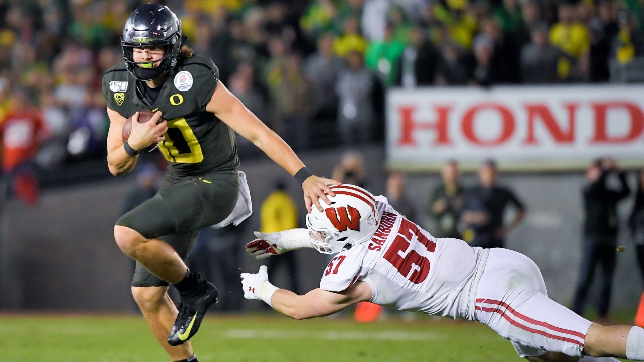 Sisters' Dan Fouts likes what he sees in Justin Herbert, another