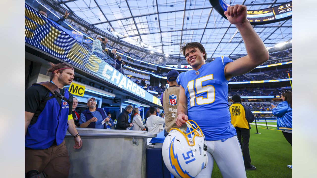 Photos: Bolts Celebrate Week 17 Victory Over Rams