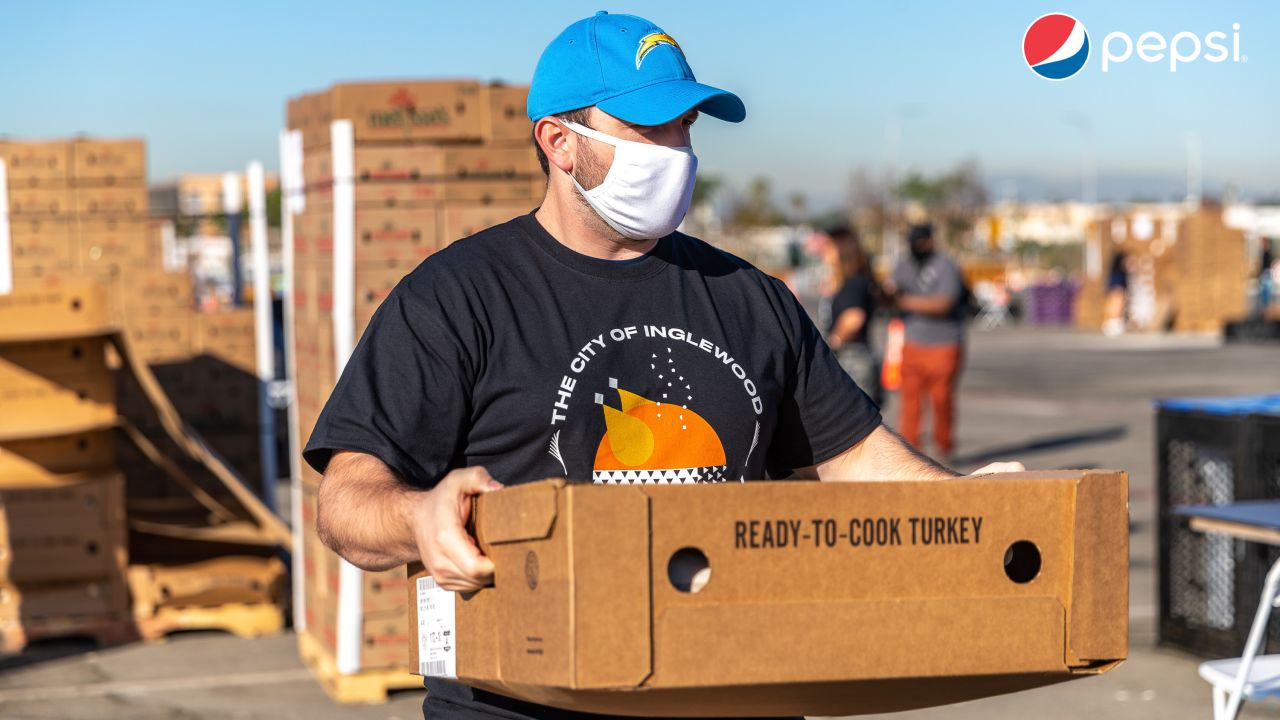 Los Angeles Dodgers host annual turkey giveaway - Beverly Press