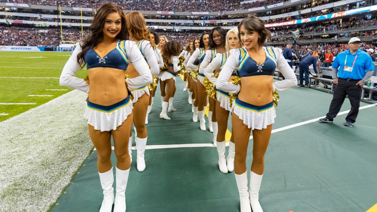 PHOTOS: Cheerleaders Go To Mexico City