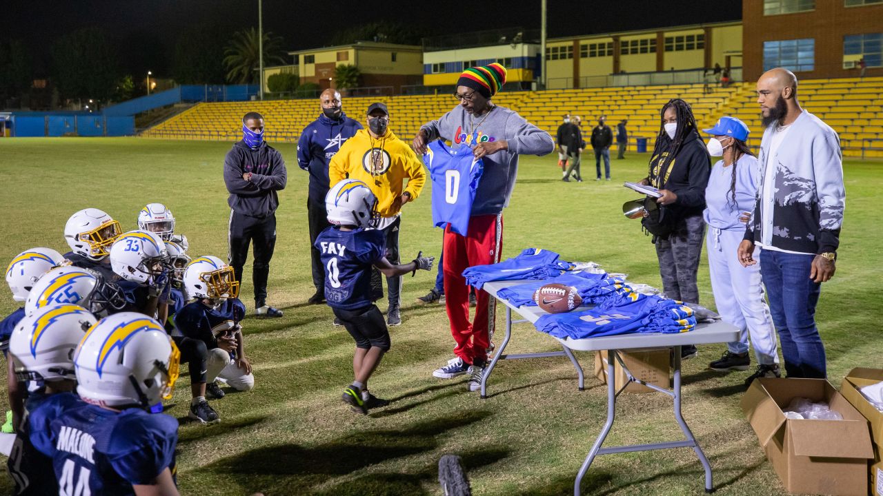 Snoop Dogg dons Chargers jersey at SD show