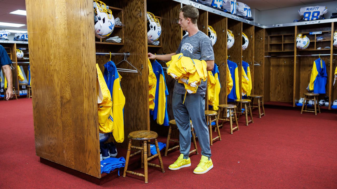 Chark leaves locker room with boot and scooter after loss to Chargers