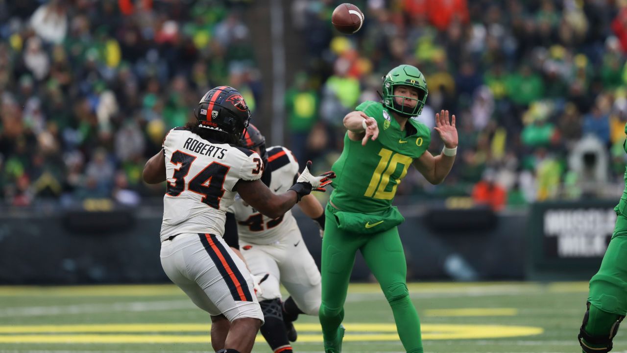 Sisters' Dan Fouts likes what he sees in Justin Herbert, another