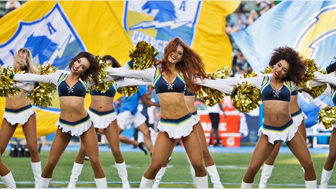 Los angeles chargers cheerleaders hi-res stock photography and