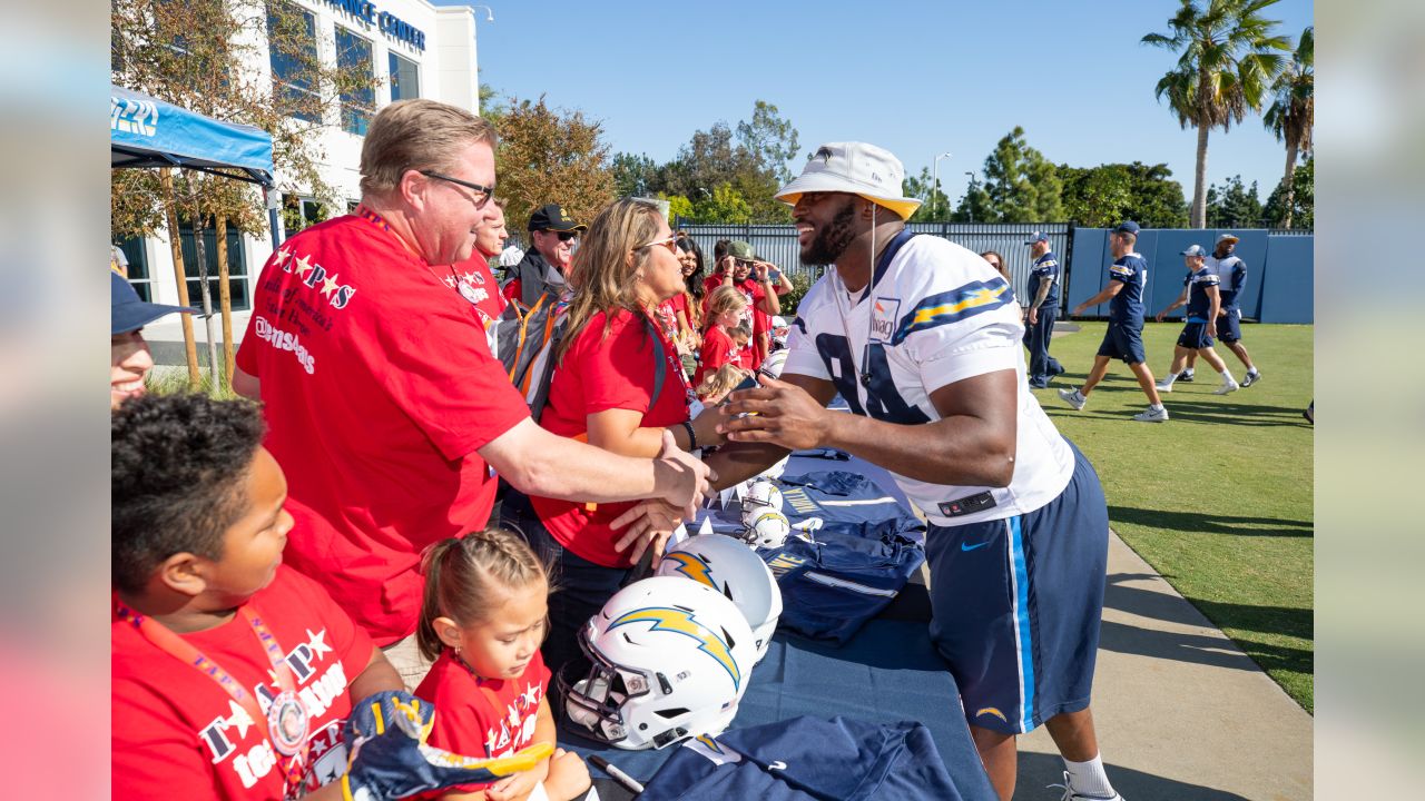 Helmet Stalker on X: The Los Angeles Chargers will be using their navy-blue  alternate uniforms this week. The helmet decals, numbers and facemasks have  been swapped to their navy-blue variant.  /