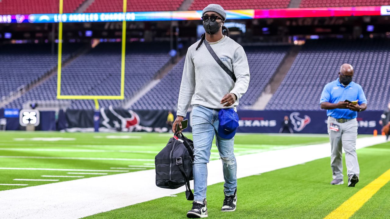 Official Born x raised Ló Angeles Chargers On the Turf Go Bolts t