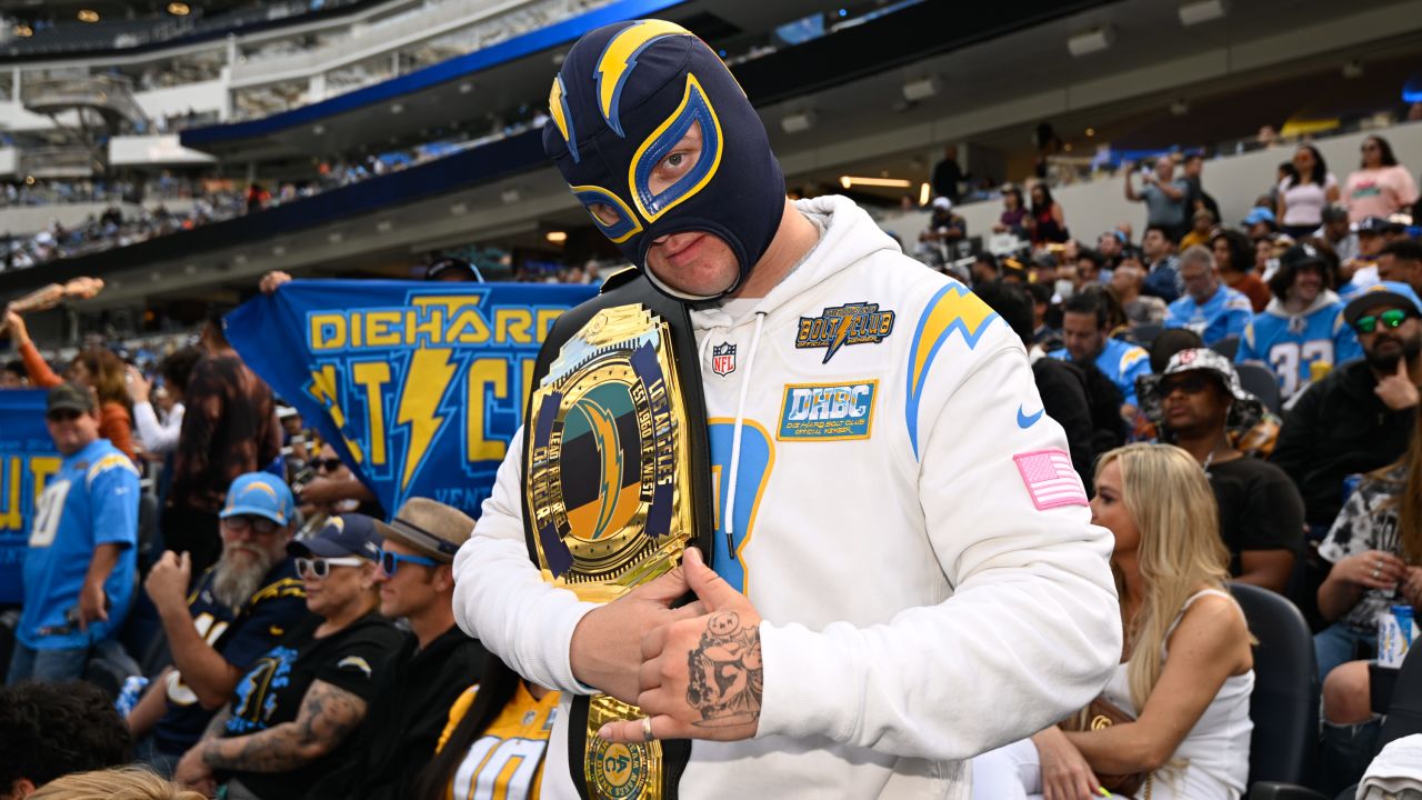 snoopdogg performs at the @Chargers draft fest 