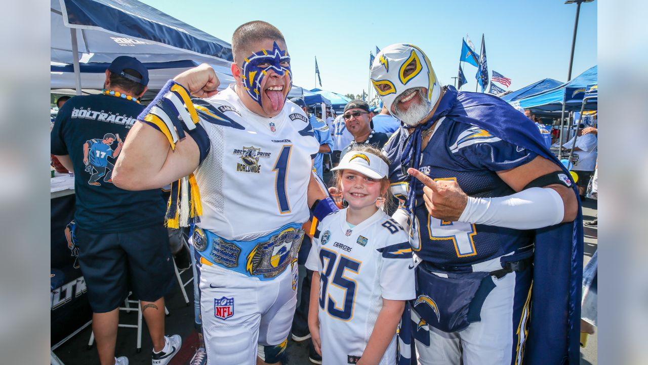 The @chargers uniforms have had quite the glow up over the years😍 For  their first season at SoFi Stadium, they're going with a fresh new…