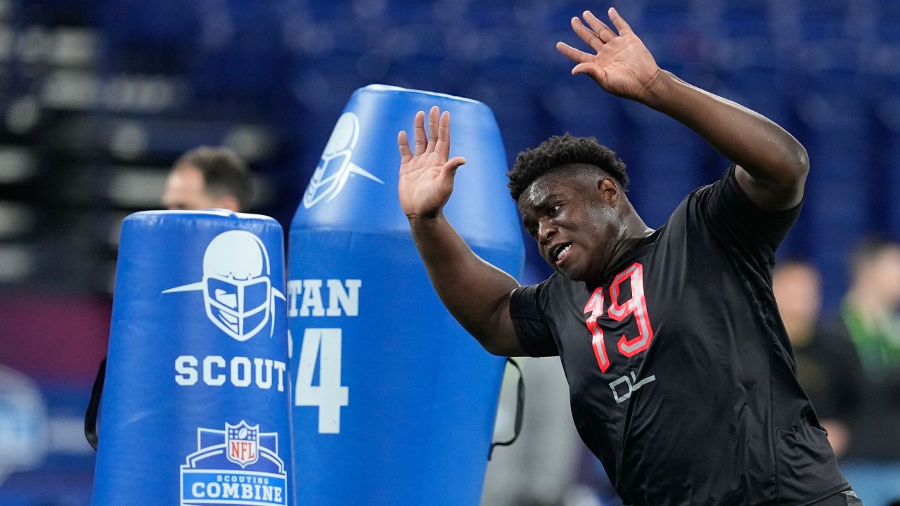 UCLA DT Otito Ogbonnia joins Chargers after manifestation – Orange County  Register