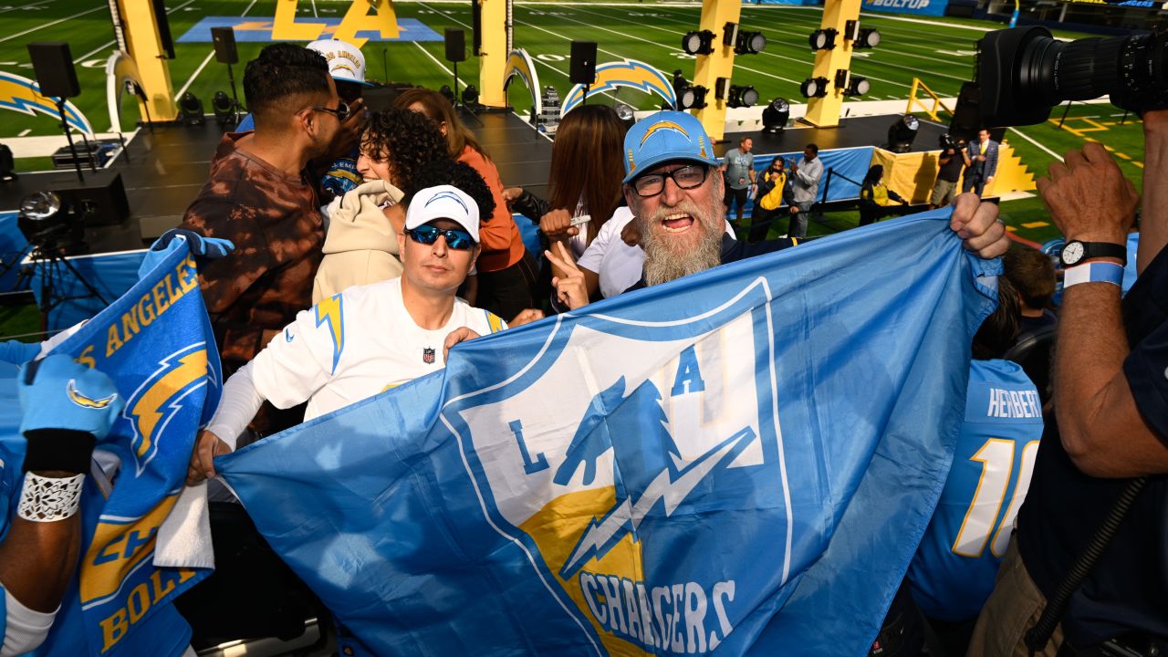 snoopdogg performs at the @Chargers draft fest 