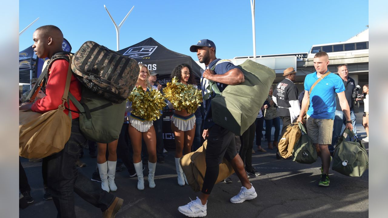 Chargers Help Serve Thanksgiving Meals to Marines