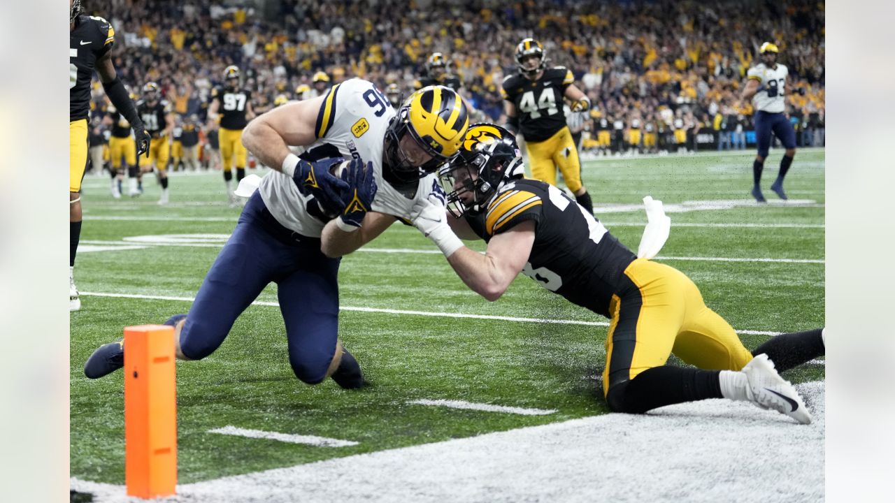 Los Angeles Chargers tight end Tre' McKitty (88) blocks for wide