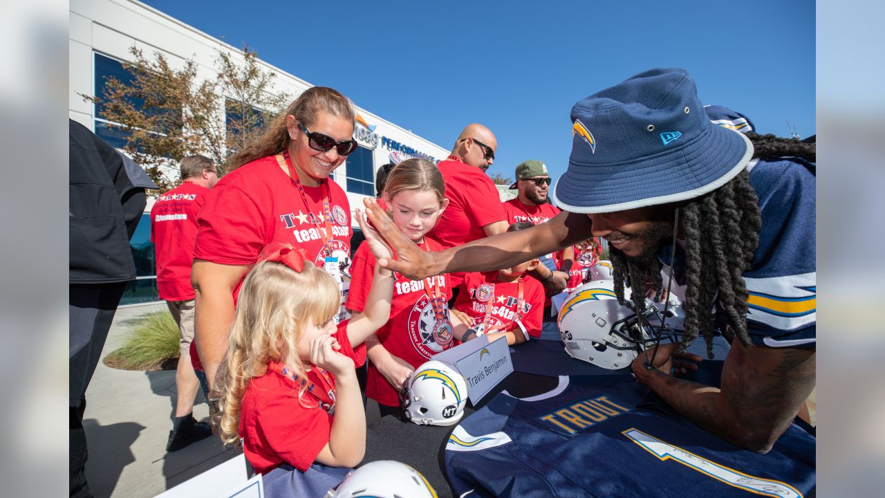 Helmet Stalker on X: The Los Angeles Chargers will be using their navy-blue  alternate uniforms this week. The helmet decals, numbers and facemasks have  been swapped to their navy-blue variant.  /