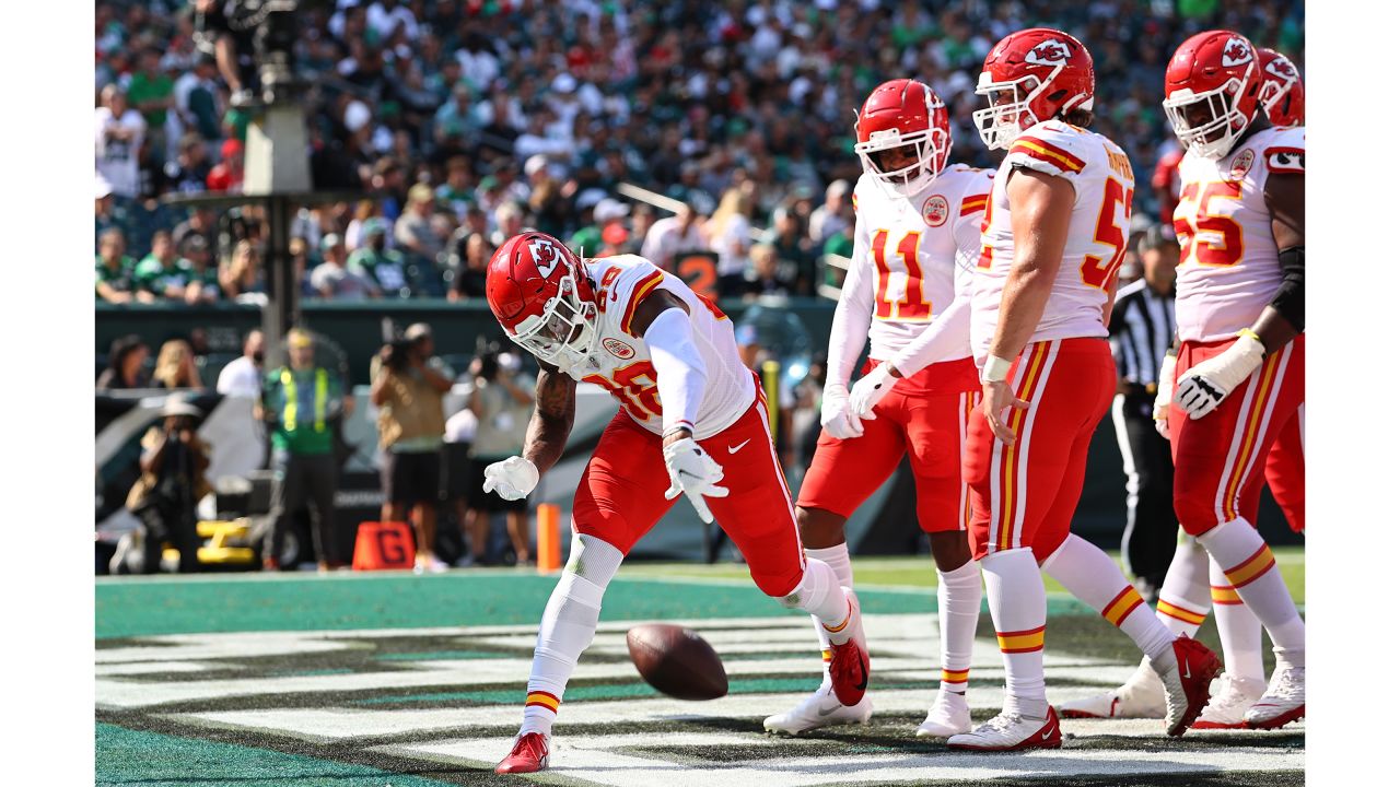 Kansas City, USA. 26th Sep, 2021. Los Angeles Chargers wide receiver Mike  Williams (81) catches the ball for a touchdown ahead of Kansas City Chiefs  free safety Tyrann Mathieu (32) at GEHA