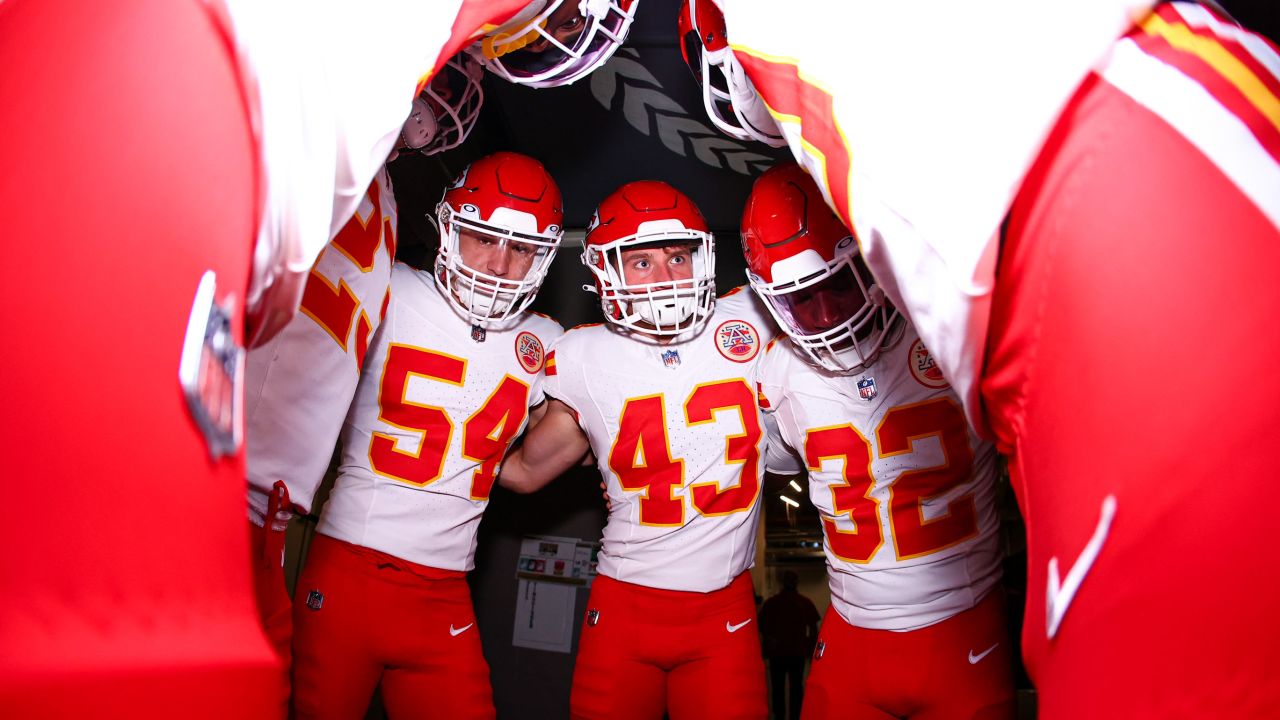 Kansas City Chiefs center Austin Reiter (61) during a preseason NFL  football game, Saturday, Aug.13, 2022, in Chicago. (AP Photo/David Banks  Stock Photo - Alamy