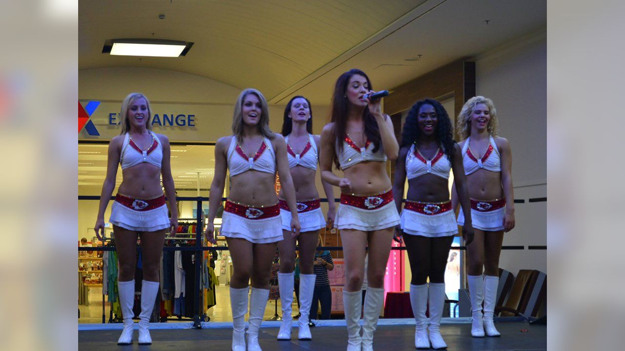 Kansas City Chiefs' cheerleaders visit Fort Sill, Article