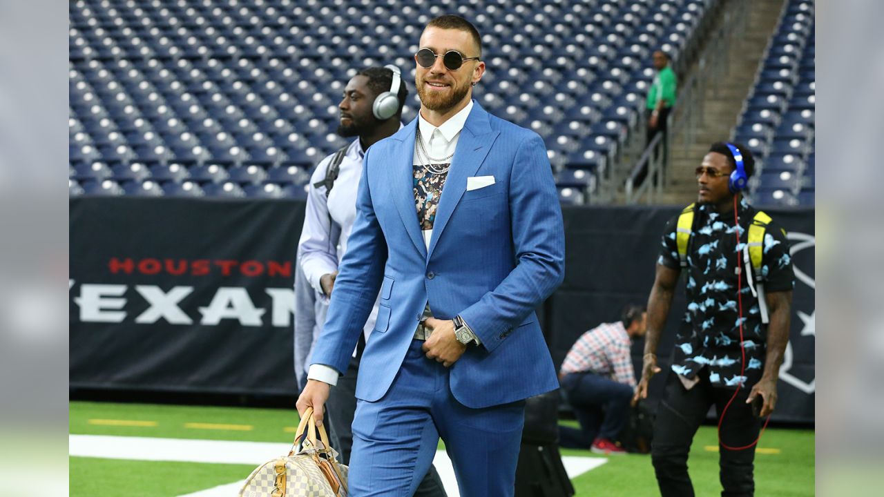 DO YOU SEE THIS COAT? #NFL #NFLUK #Chiefs @chiefs #Kelce #Fit #FitChec