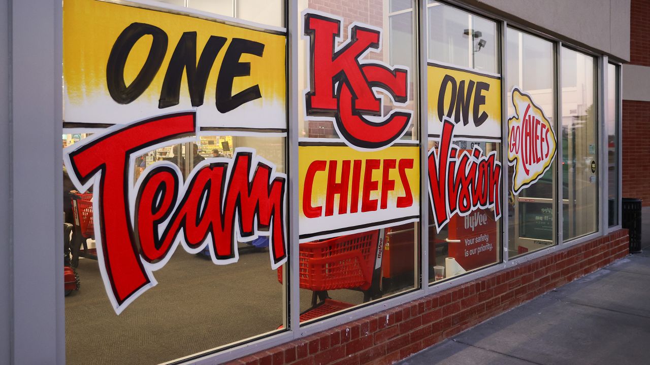 Lee's Summit Hy-Vee helping Chiefs fans gear up for playoffs