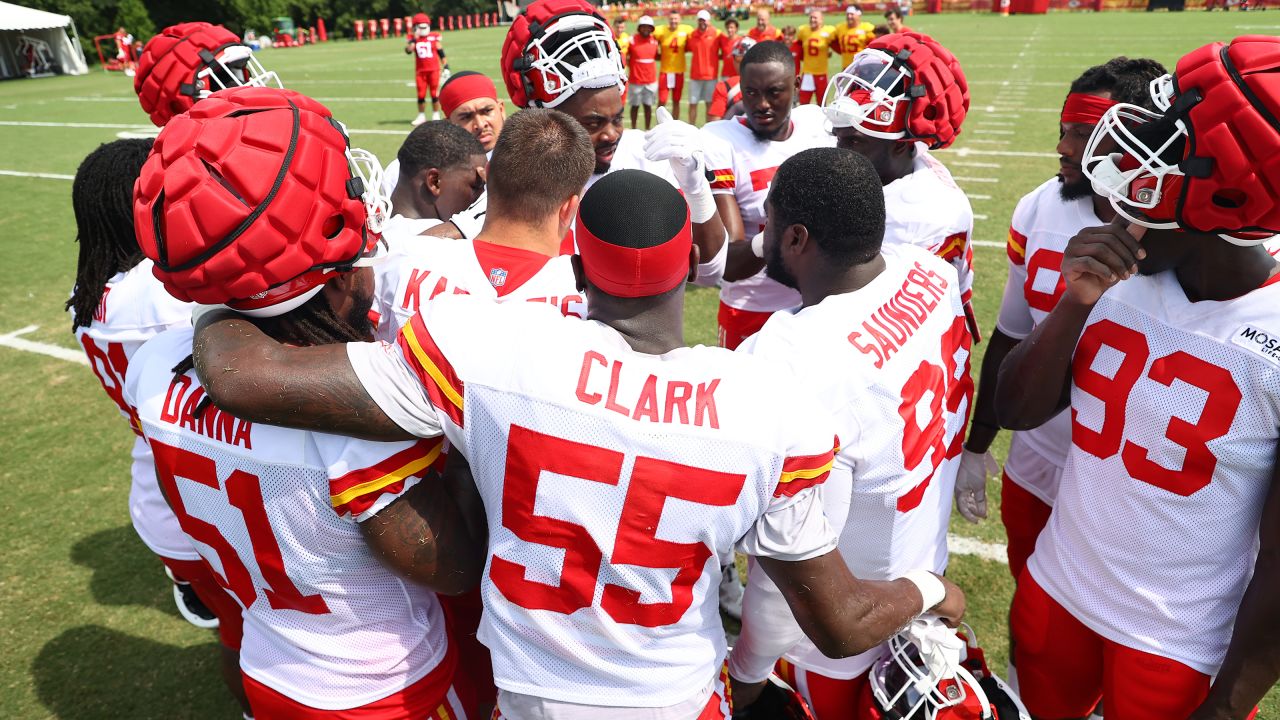 Kansas City Chiefs defensive end Mike Danna participates in a drill during  NFL football training camp Sunday, Aug. 7, 2022, in St. Joseph, Mo. (AP  Photo/Charlie Riedel Stock Photo - Alamy