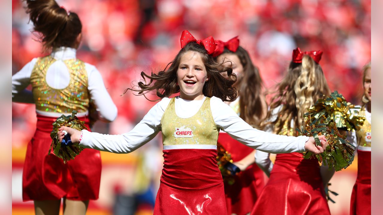 Chiefs, mother and daughter, celebrate 60 seasons of cheer with halftime  performance